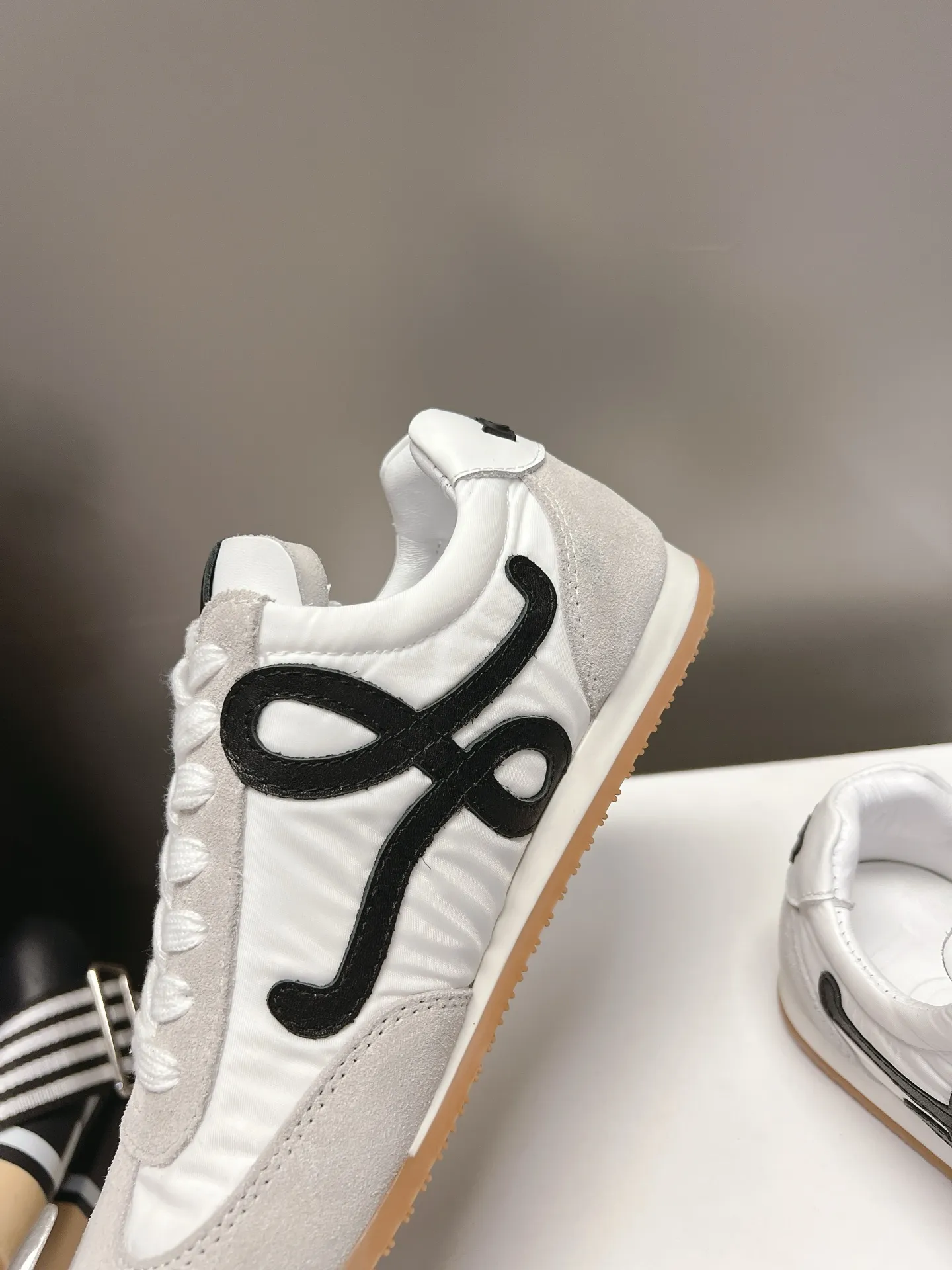 👟👟Ex-factory price 540👟👟 Original BALLET RUNNER2.0 Loewe ballet shoes! Asymmetrical toe shape, Loewe's signature design! Super soft, light and flexible wave pattern original T👟👟factory price U bottom, (not ordinary rubber bottom) original cover last + strong top craftsmanship wrapping feeling, first-class comfort! The 3D injection molded rubber LOEWE logo on the heel gives this shoe a retro and elegant interpretation, and incorporates modernity and LOEWE's unique style. There are so many colors and pictures will be updated one after another. Code number: 35-40 (41 customized)